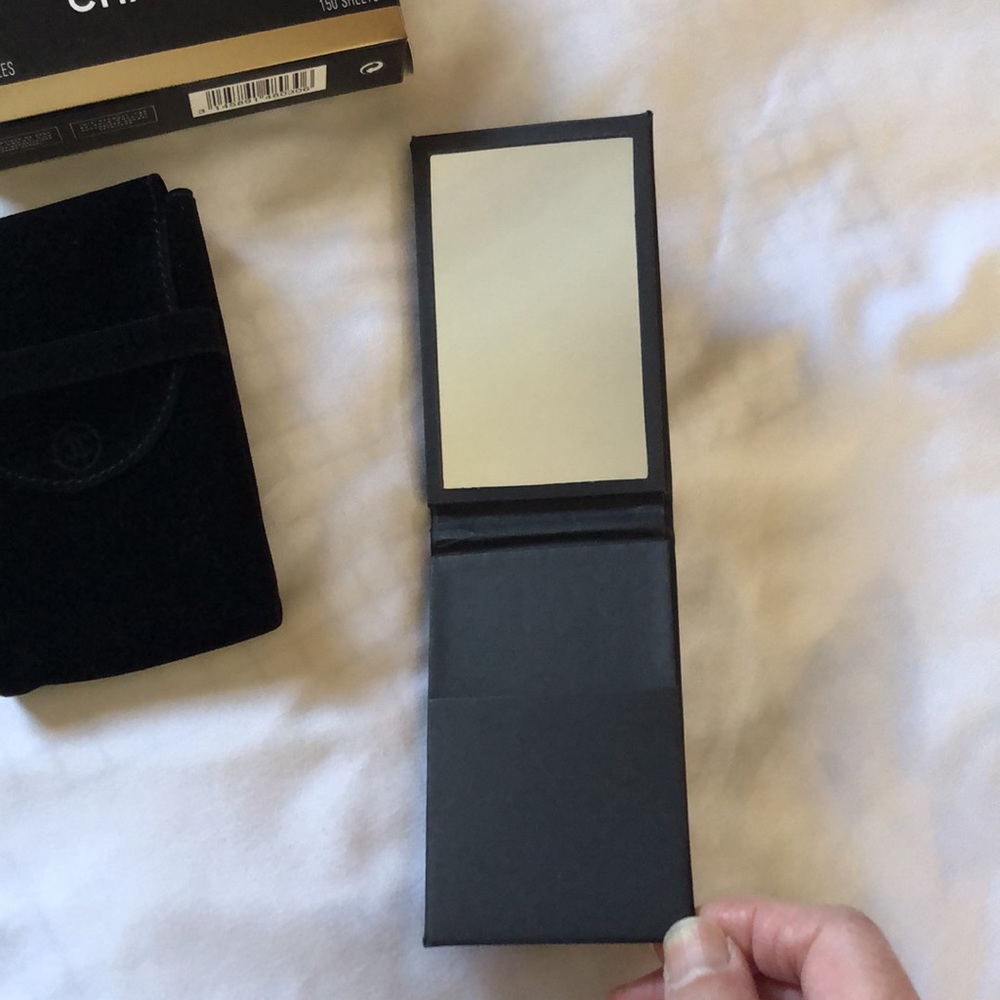 Chanel mirror with pouch - Picture 3 of 7